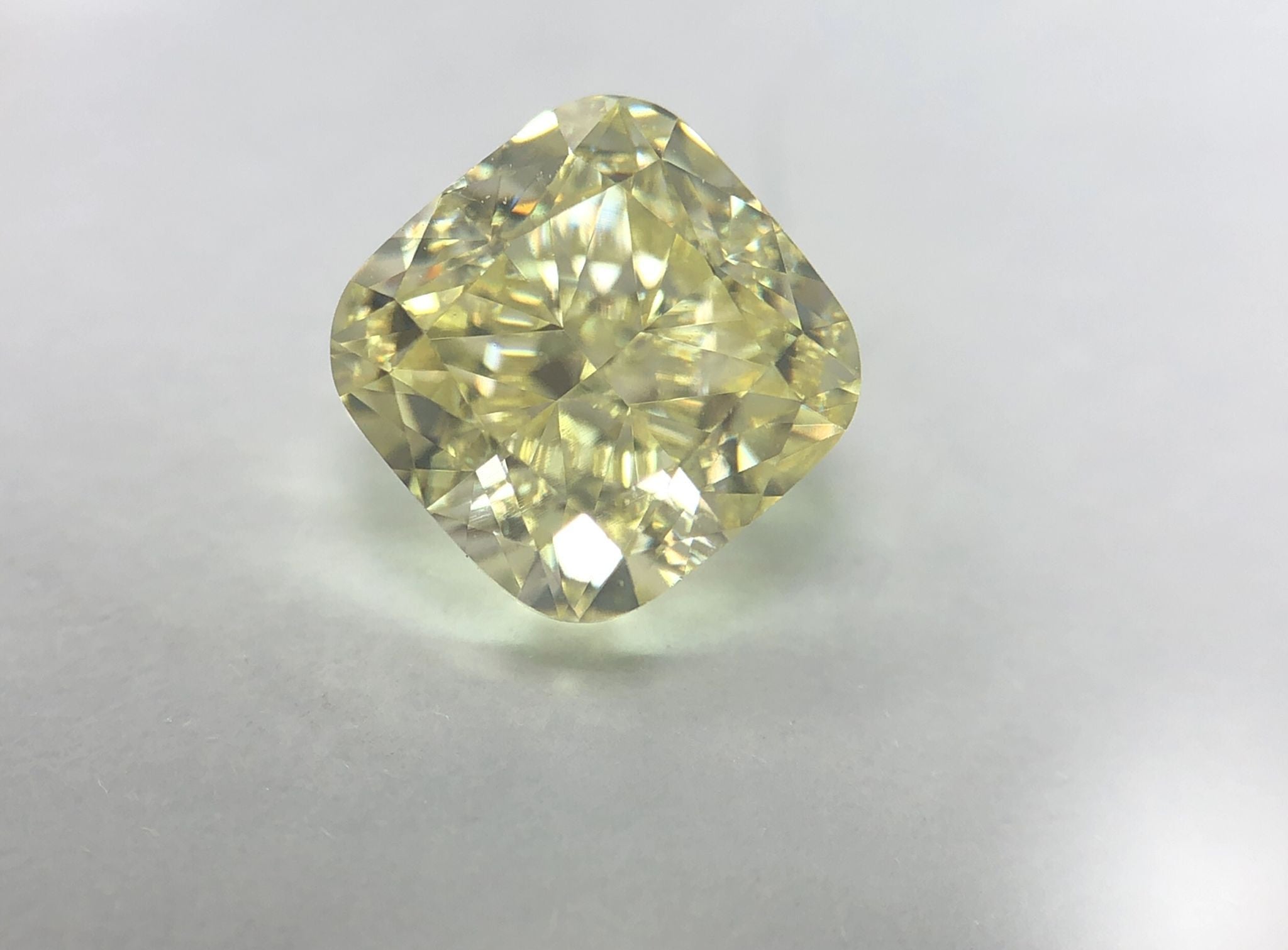 CUSHION BRILLIANT Natural Diamond